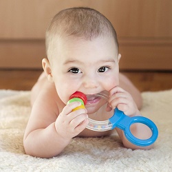 Как помочь малышу, когда режутся зубы?